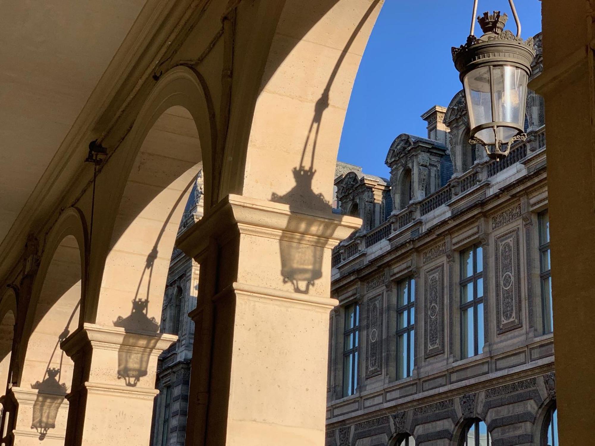Prestige Sur Louvre Et Tuileries Parijs